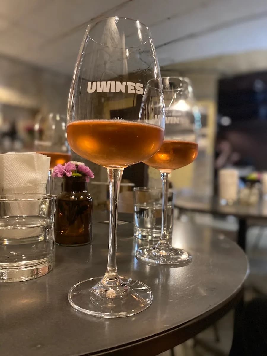 Uwines bar — винний бар та магазин українського вина 3