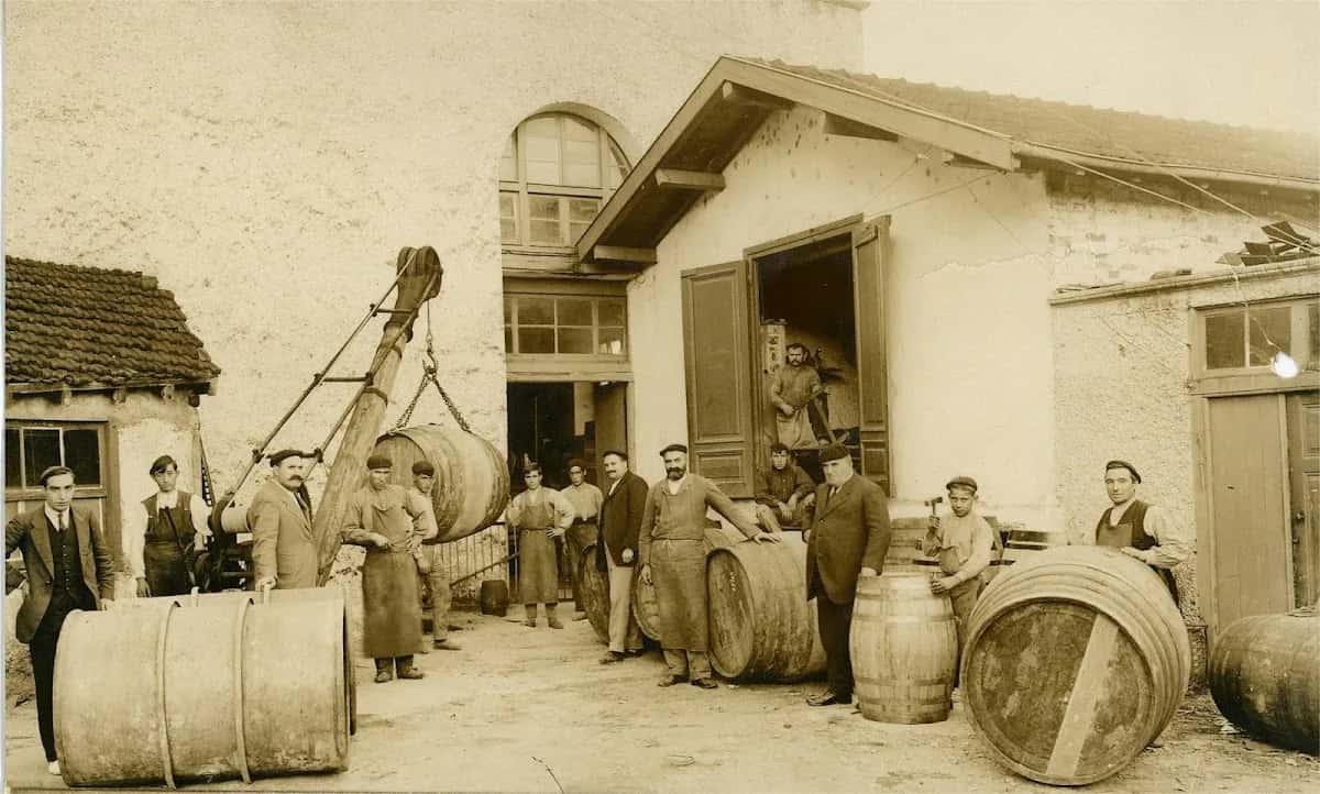 Destilerías Manuel Acha Fábrica de Licores, SA, celler de vermut a Amurrio
