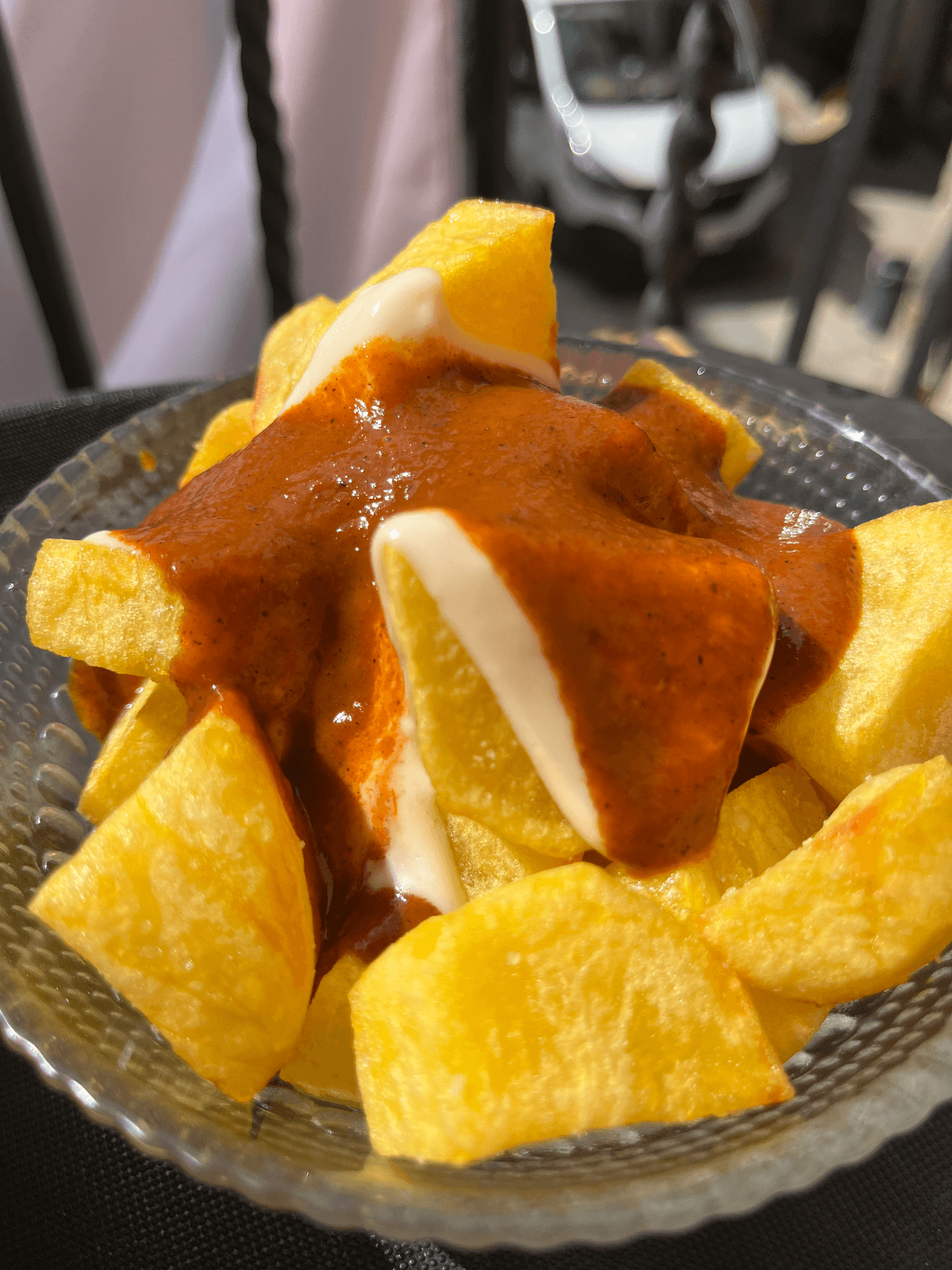 Patatas bravas y vermut: la tapa imprescindible en toda vermutería