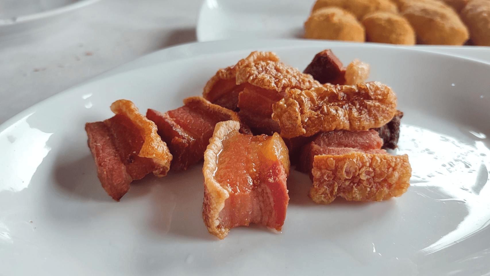Torreznos y vermut: la tapa crujiente que conquista las barras