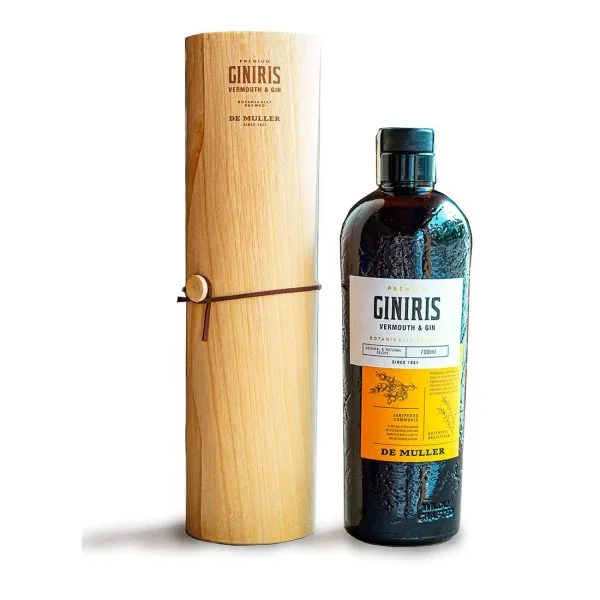 Giniris Vermouth & Gin De Muller, botella de vermut con ginebra